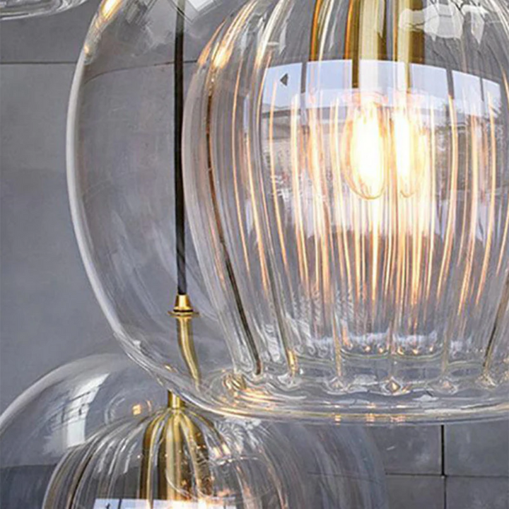 Zeitlose Kugelleuchte mit integrierter LED, energiesparend für Schlafzimmer.