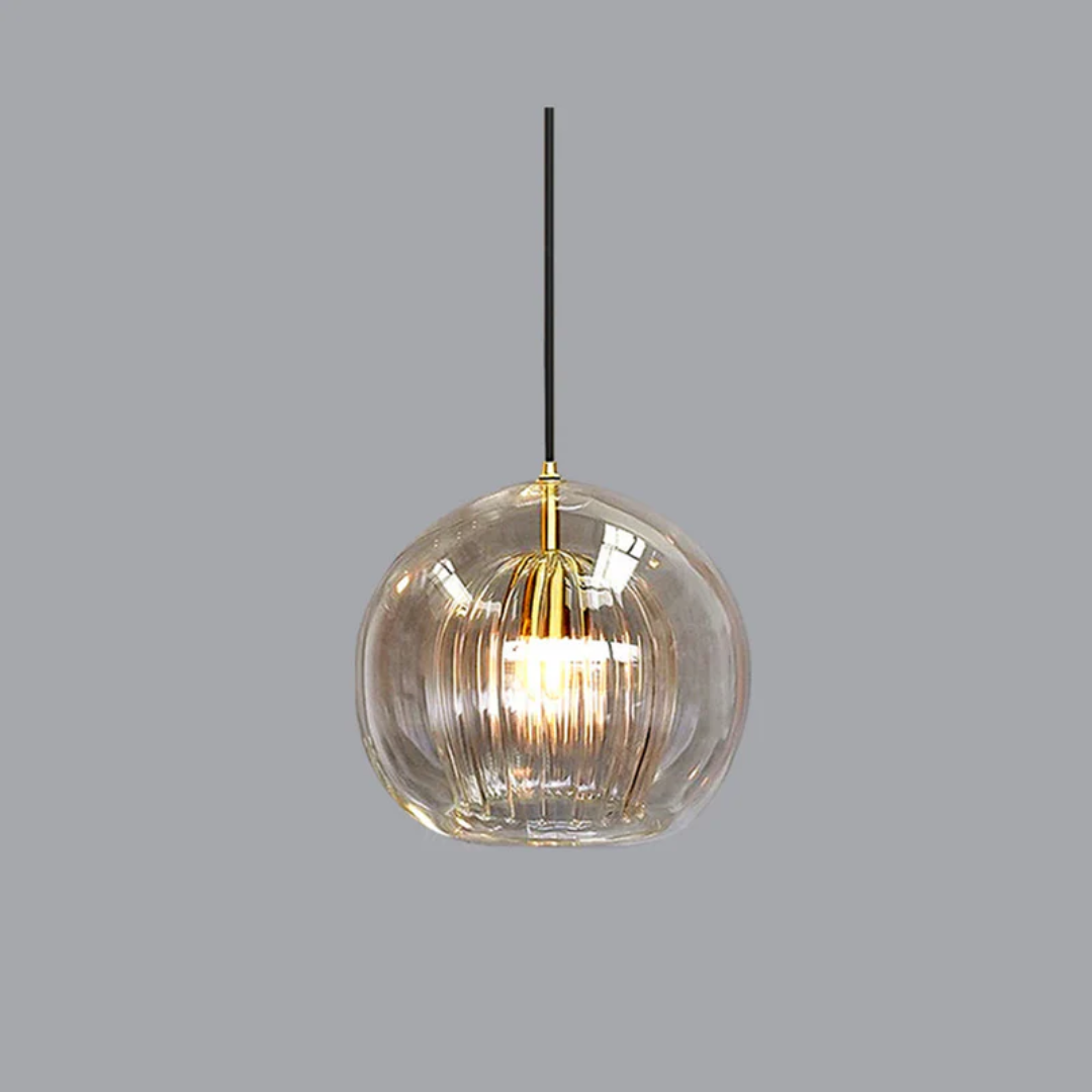 Dekorative LED-Pendellampe Kugel, höhenverstellbar, für modernes Ambiente.