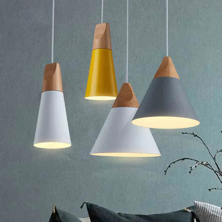 Moderne LED-Pendelleuchte mit stilvollem Design und E27-Fassung, ideal für Wohnzimmer und Esszimmer.