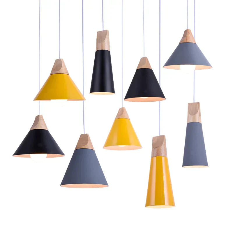 Moderne Pendelleuchte mit klarem Design, ideal für stilvolle Beleuchtung im Wohnzimmer, Büro oder Esszimmer.