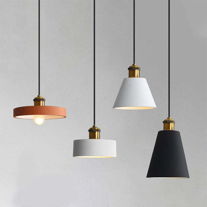 Moderne Innenleuchte: Morandi Design LED Pendelleuchte als Blickfang im Wohnzimmer.