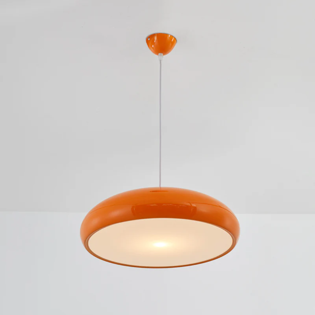 Serena moderne LED Pendelleuchte, strahlt hell über dem Esstisch aus.