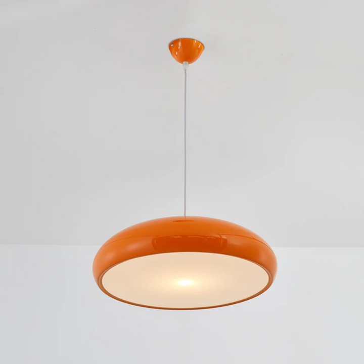 Serena moderne LED Pendelleuchte, strahlt hell über dem Esstisch aus.