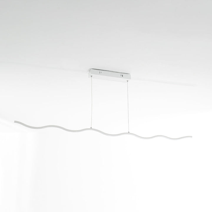 Futuristisch anmutende LED-Deckenlampe WaveGlow im Wellen-Look, schafft ein modernes Lichtkonzept.