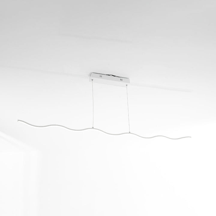 Schmale, lange LED-Pendelleuchte WaveGlow, wellenförmig, ideal für Küchentheken oder lange Tische.