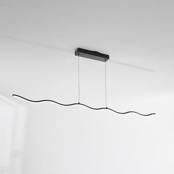 WaveGlow: Dimmbare LED-Pendelleuchte mit modernem Wellen-Design für stimmungsvolle Akzente im Schlafbereich.