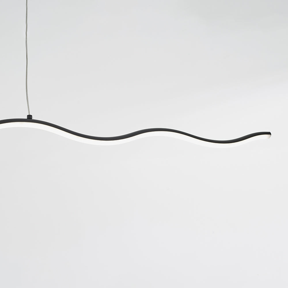 Innovative LED-Hängeleuchte WaveGlow im Wellen-Look, eine moderne Ergänzung für jede Deckenbeleuchtung.