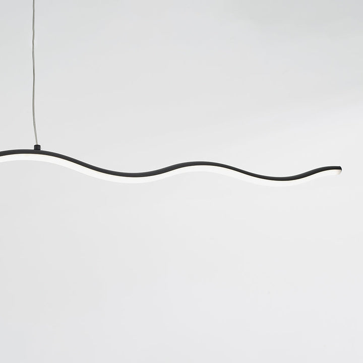 Innovative LED-Hängeleuchte WaveGlow im Wellen-Look, eine moderne Ergänzung für jede Deckenbeleuchtung.