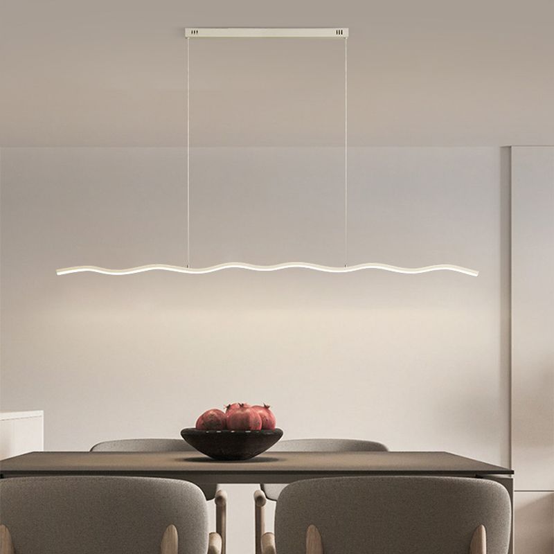 Dimmbare LED-Pendelleuchte WaveGlow, wellenförmig, schafft warmes Licht im Esszimmer oder Wohnzimmer.