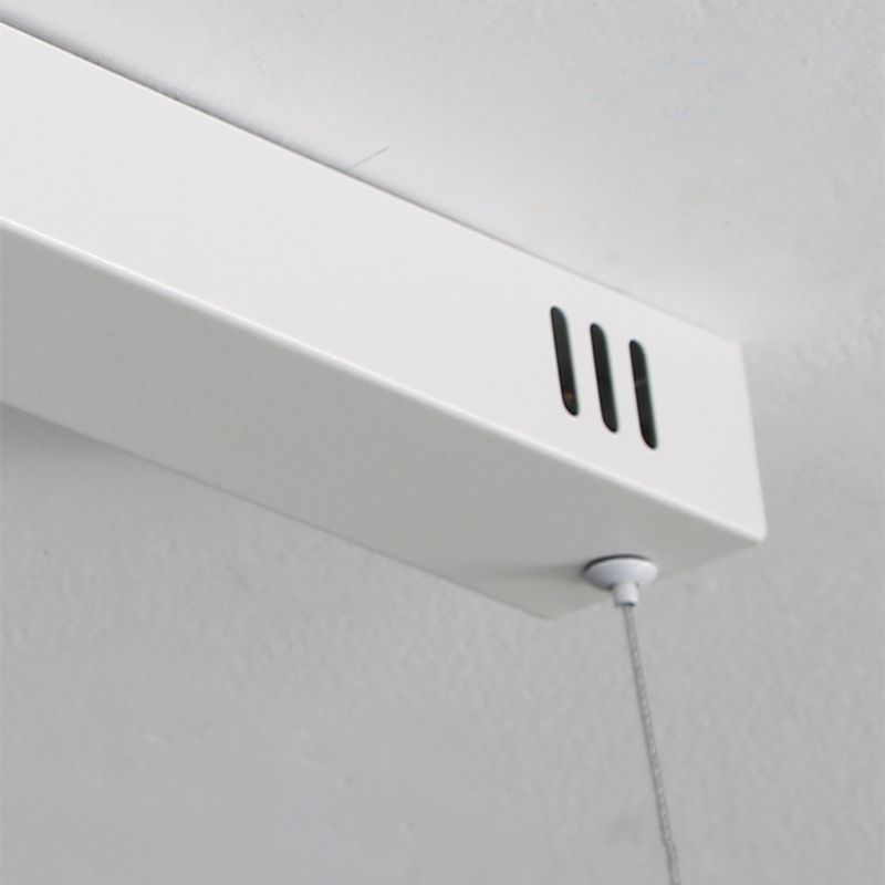 WaveGlow, eine moderne LED-Deckenlampe mit dynamischem Wellen-Design, optimiert jede Innenraumbeleuchtung.