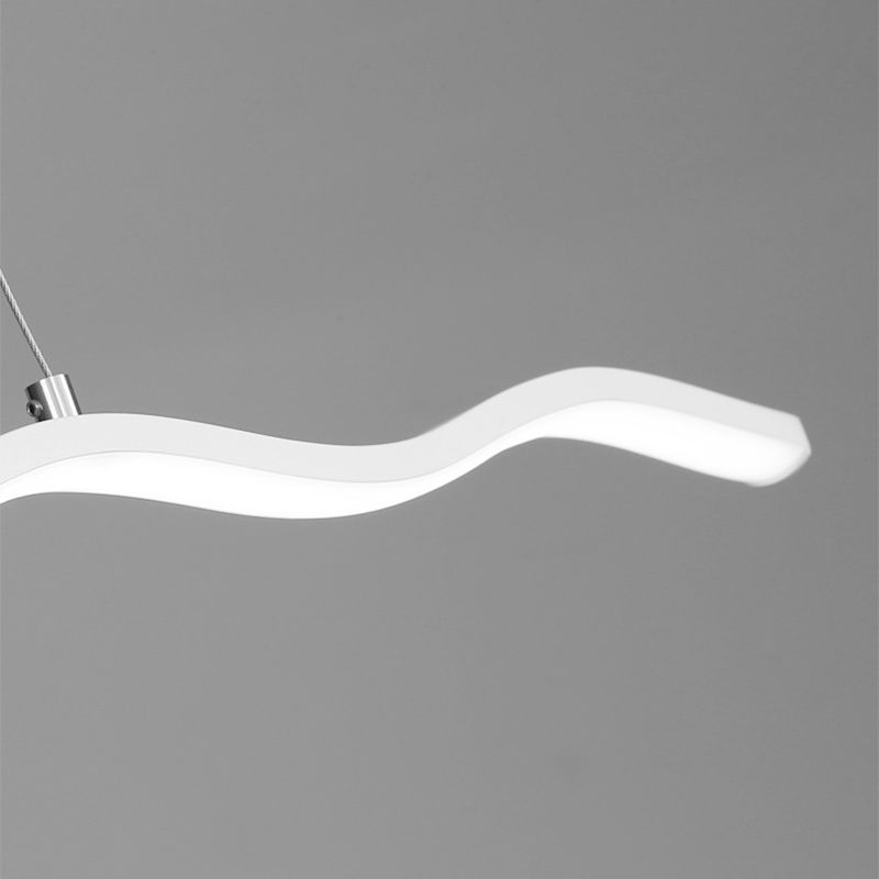 Design-Pendelleuchte WaveGlow mit wellenförmigen LED-Bändern, strahlt sanftes Licht im Wohnzimmer aus.