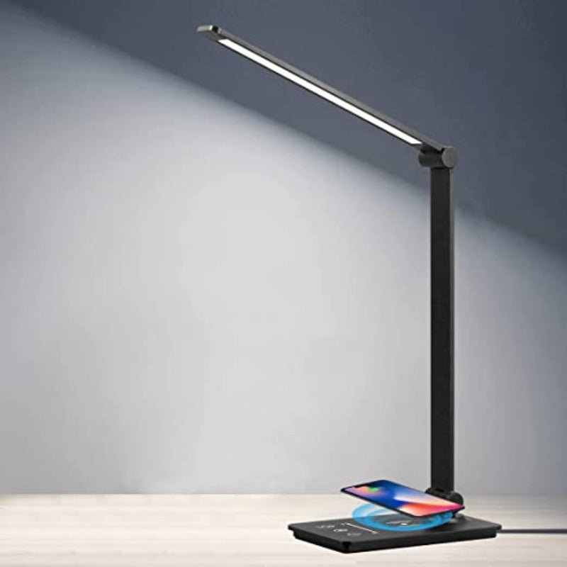 Moderne LED-Schreibtischlampe mit kabellosem Qi-Laden und dimmbarer, augenfreundlicher Beleuchtung für Home-Office.
