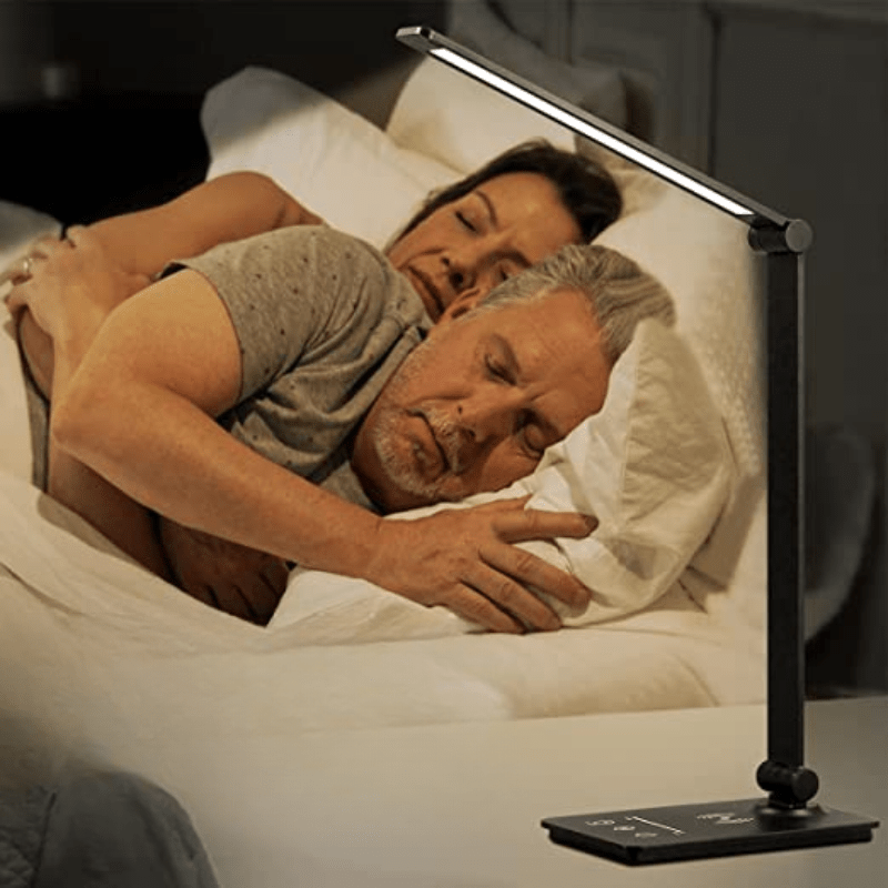 Elegante LED-Arbeitsplatzleuchte für den Schreibtisch, mit Touch-Steuerung und kabellosem Smartphone-Laden.