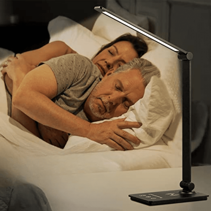 Elegante LED-Arbeitsplatzleuchte für den Schreibtisch, mit Touch-Steuerung und kabellosem Smartphone-Laden.