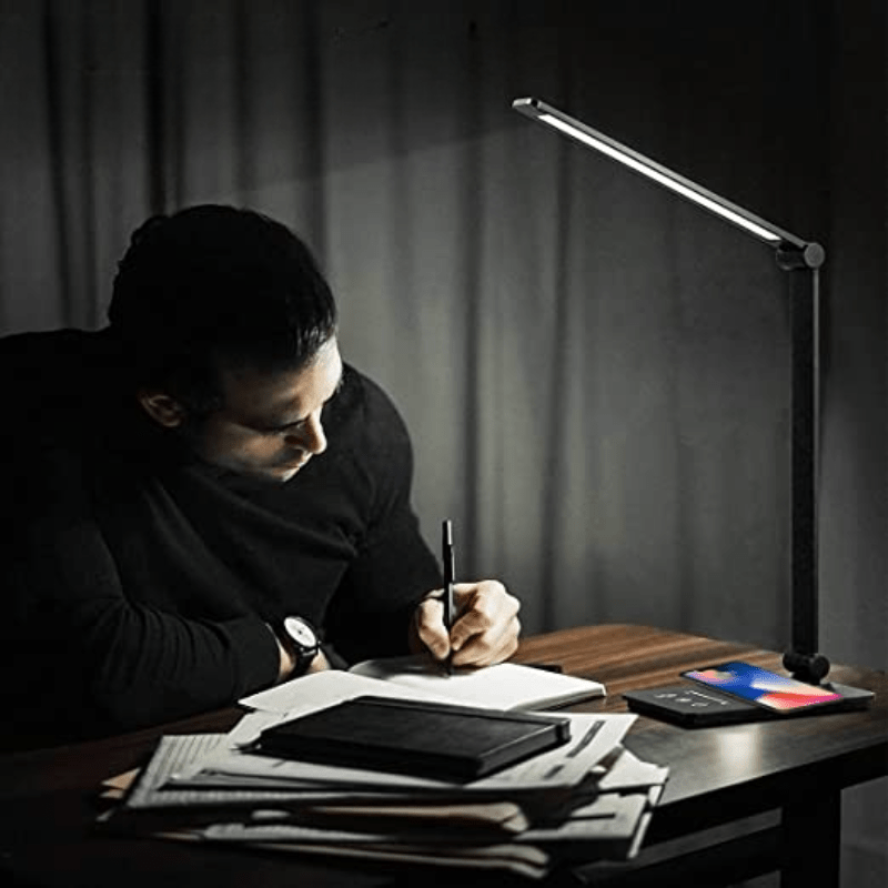 Augenfreundliche LED-Schreibtischlampe, Helligkeit anpassbar, mit Qi-Ladefunktion für komfortables Arbeiten.