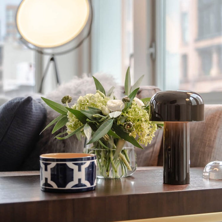 Kabellose, dimmbare LED Tischlampe, modernes Design, perfekt als tragbares Stimmungslicht Zuhause.