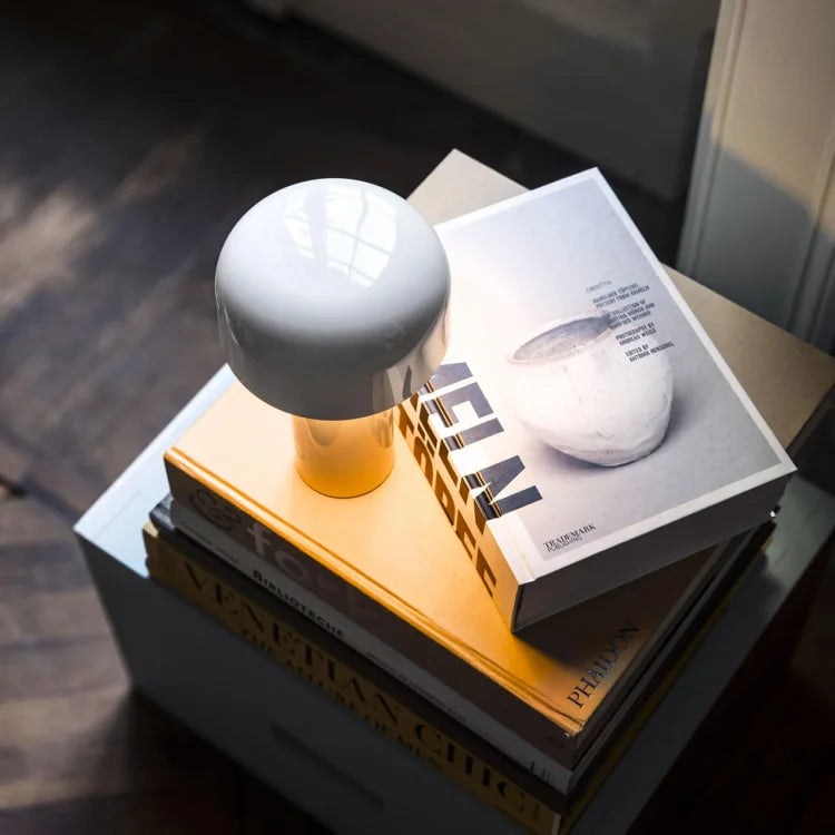 Dimmbare LED Tischleuchte, USB-C, modern und tragbar, ideal für stilvolle Akzente in jedem Raum.
