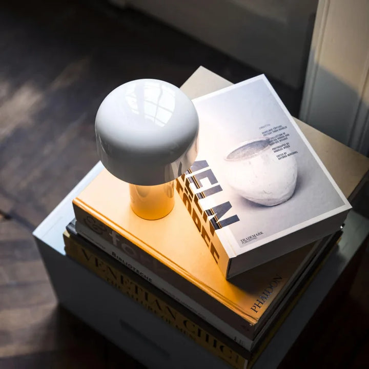 Dimmbare LED Tischleuchte, USB-C, modern und tragbar, ideal für stilvolle Akzente in jedem Raum.