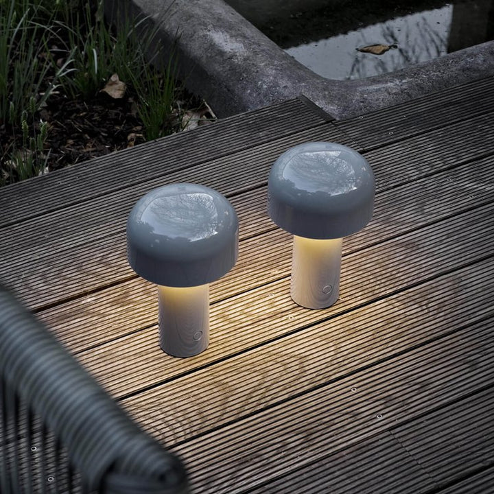 Kabellose LED Tischlampe mit Dimmfunktion, modernes Design, tragbar für flexible Innenraumbeleuchtung.