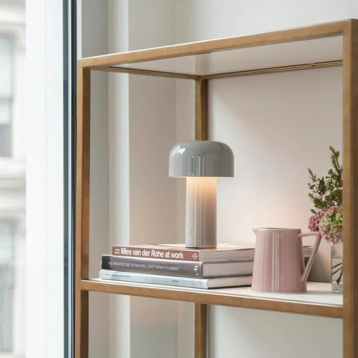 Elegante, dimmbare LED Tischlampe, kabellos, tragbar, für stilvolle Innenbeleuchtung und Deko.
