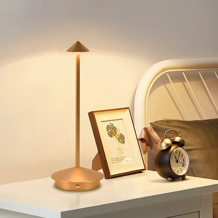 Moderne LED-Tischlampe, dimmbar mit Touch-Sensor, perfekt für Ambiente und Leselicht.
