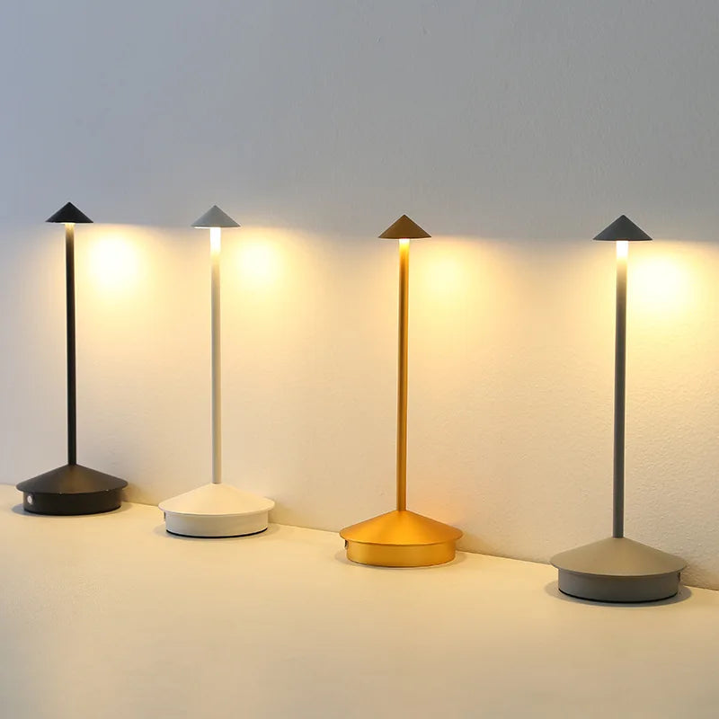 Kabellose LED-Tischlampe mit Akku, dimmbar per Touch, ideal als portable Beleuchtung oder Dekoration.