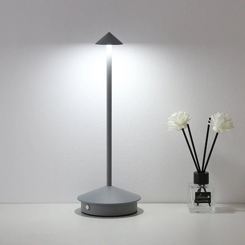Minimalistische LED-Nachttischlampe, dimmbar mit Touch-Sensor, für gemütliches warmweißes Licht am Bett.