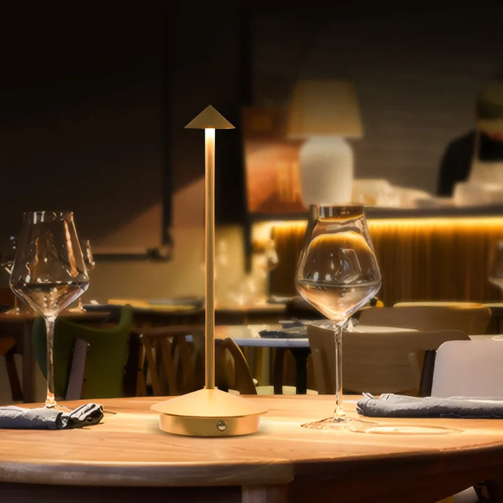 Elegante dimmbare LED-Tischleuchte mit warmweißem Ambiente Licht per Touch, modernes Design.