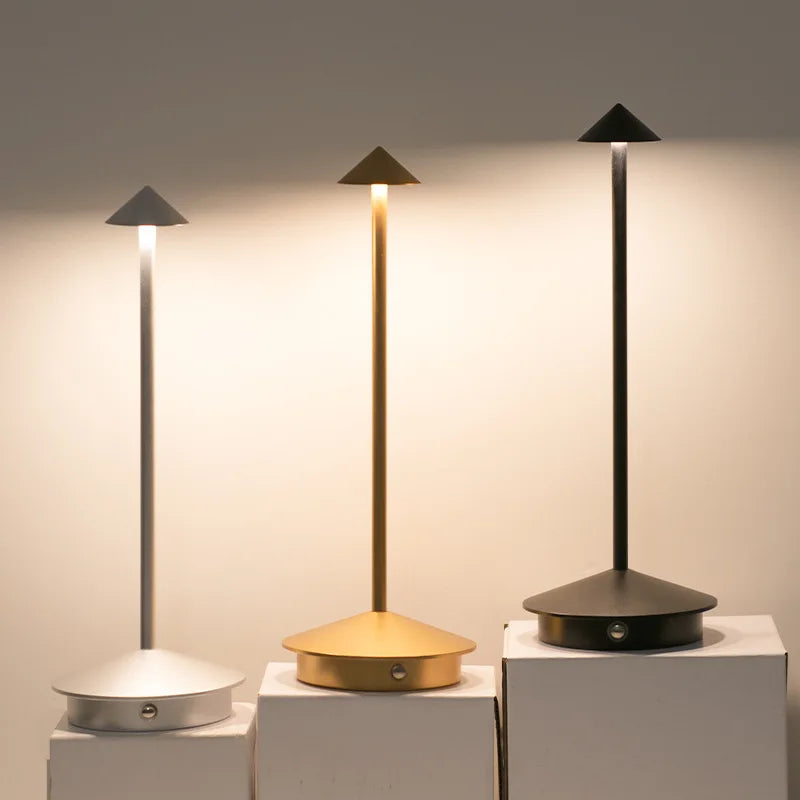 Dimmbare LED-Tischlampe mit intuitivem Touch-Sensor, bietet stufenlose Helligkeit für jede Stimmung.