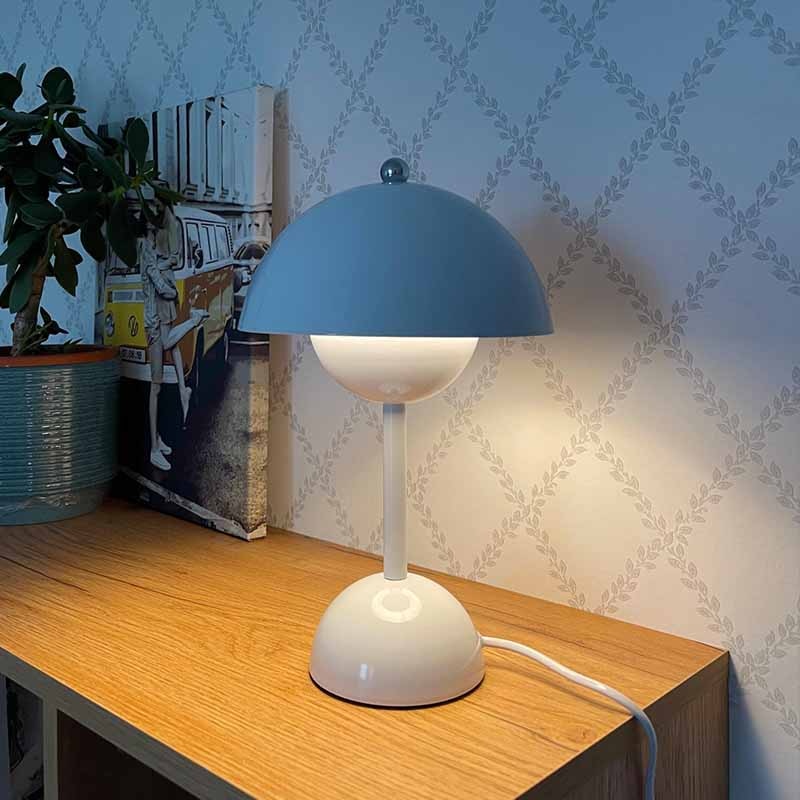 Moderne LED-Tischlampe, energieeffizient, für stilvolle Innenbeleuchtung in Wohnzimmer & Schlafzimmer.