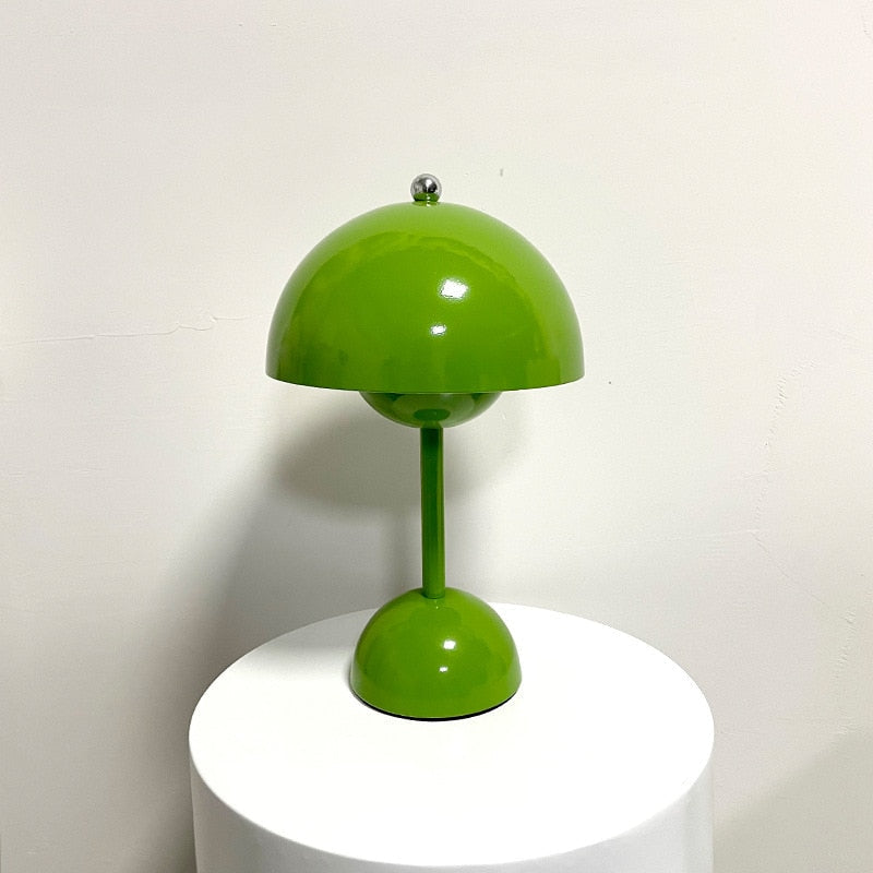 Moderne LED-Tischlampe für stilvolles Wohnen, energieeffizient, als dekorative Innenbeleuchtung.