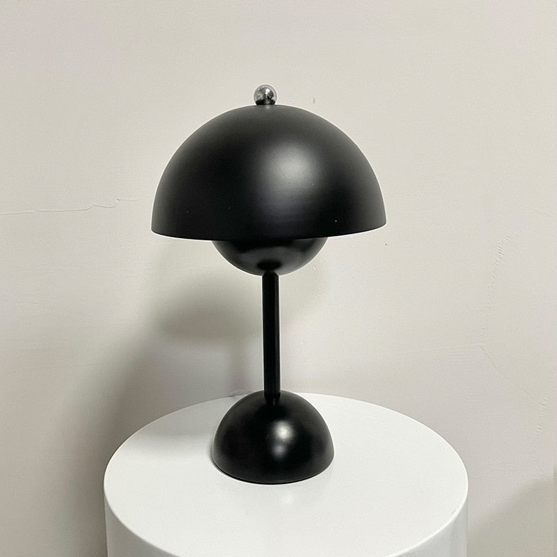 Hochwertige moderne LED-Tischlampe, energieeffizient, als Arbeitsleuchte, Leselampe oder Dekoration.