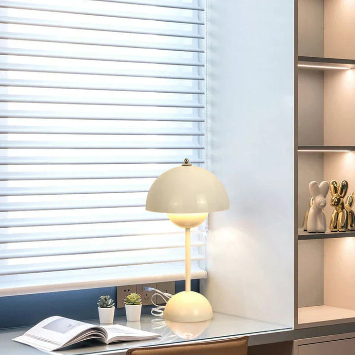 Elegante LED-Schreibtischlampe, modernes Design, mit warmweißem Licht für produktives Arbeiten oder Lesen.