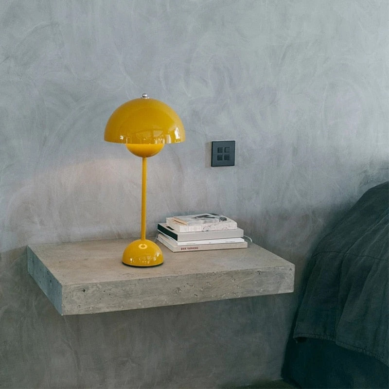 Stilvolle LED-Nachttischlampe, moderne Designleuchte, dekorative Beleuchtung für Schlafzimmeratmosphäre.
