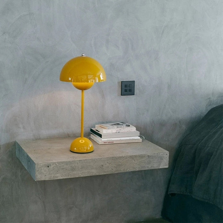 Stilvolle LED-Nachttischlampe, moderne Designleuchte, dekorative Beleuchtung für Schlafzimmeratmosphäre.