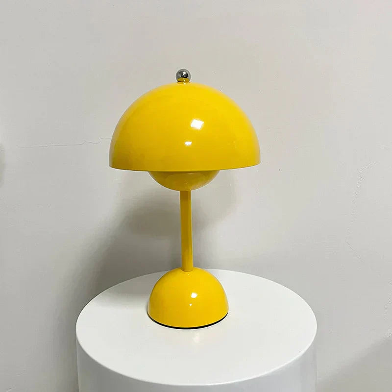 Designleuchte: Moderne LED-Tischlampe mit schlankem Design & warmweißem Licht, energieeffizient, vielseitig.