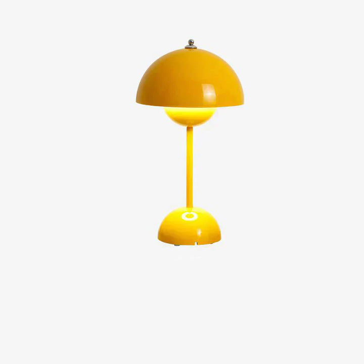 Energieeffiziente LED-Tischlampe, modernes Design, spendet warmweißes Licht für Zuhause und Büro.