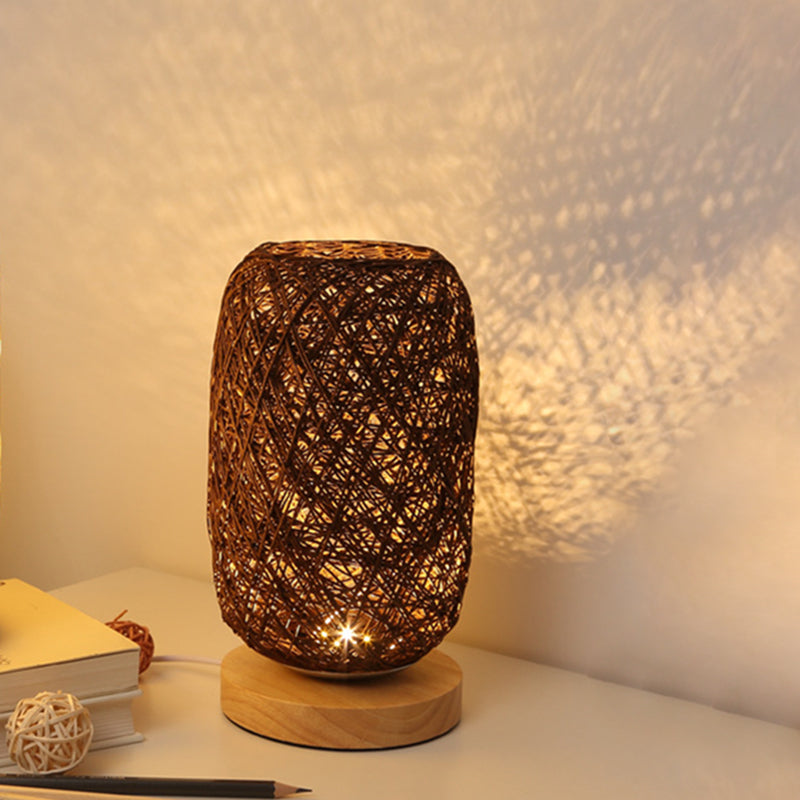 Minimalistische LED-Tischlampe mit Holzelement, USB-betrieben, schafft gemütliches Licht im Raum.