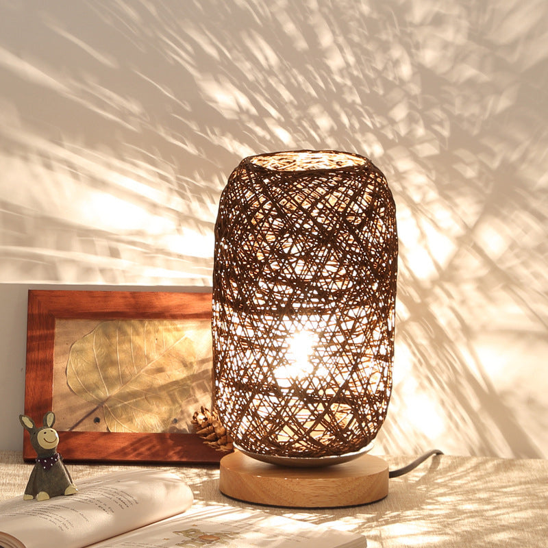 Kabellose LED-Tischlampe mit hellem Holzsockel, flexibel einsetzbar & perfekt als Akzentbeleuchtung.