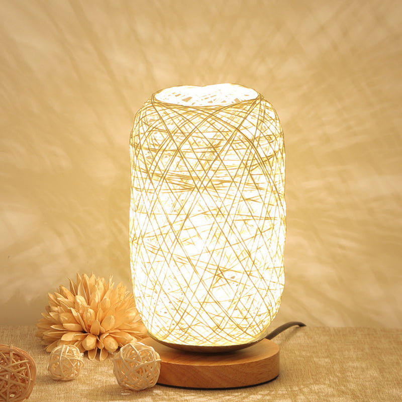 Hochwertige LED-Nachttischlampe mit USB-Ladefunktion, eleganter Holzfuß, ideal für ein sanftes Licht.