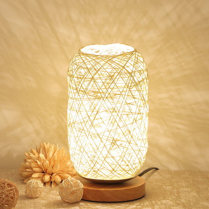 Hochwertige LED-Nachttischlampe mit USB-Ladefunktion, eleganter Holzfuß, ideal für ein sanftes Licht.