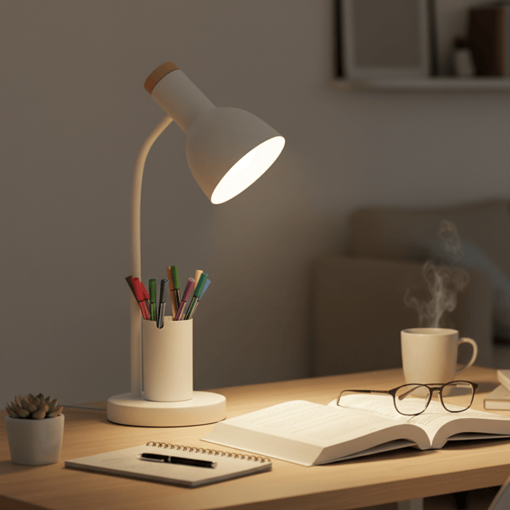 Moderne LED Tischlampe mit Stifthalter für effizientes Arbeiten im Home Office, dimmbar und augenschonend.