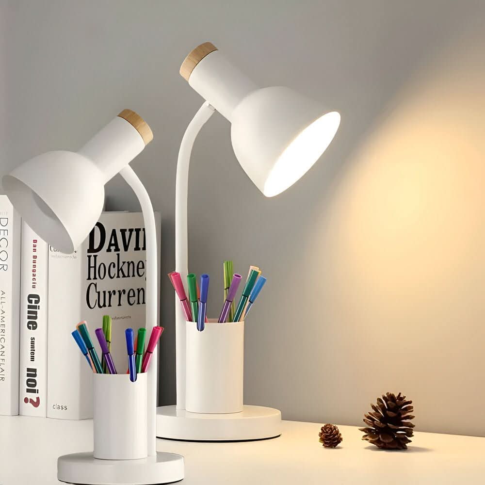 LED Schreibtischlampe mit praktischem Stifthalter hält Ihren Arbeitsplatz ordentlich. Ideal für Büro & Home Office.