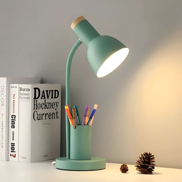 Flexible LED Schreibtischlampe für effizientes Arbeiten und eine aufgeräumte Schreibtisch-Ordnung.