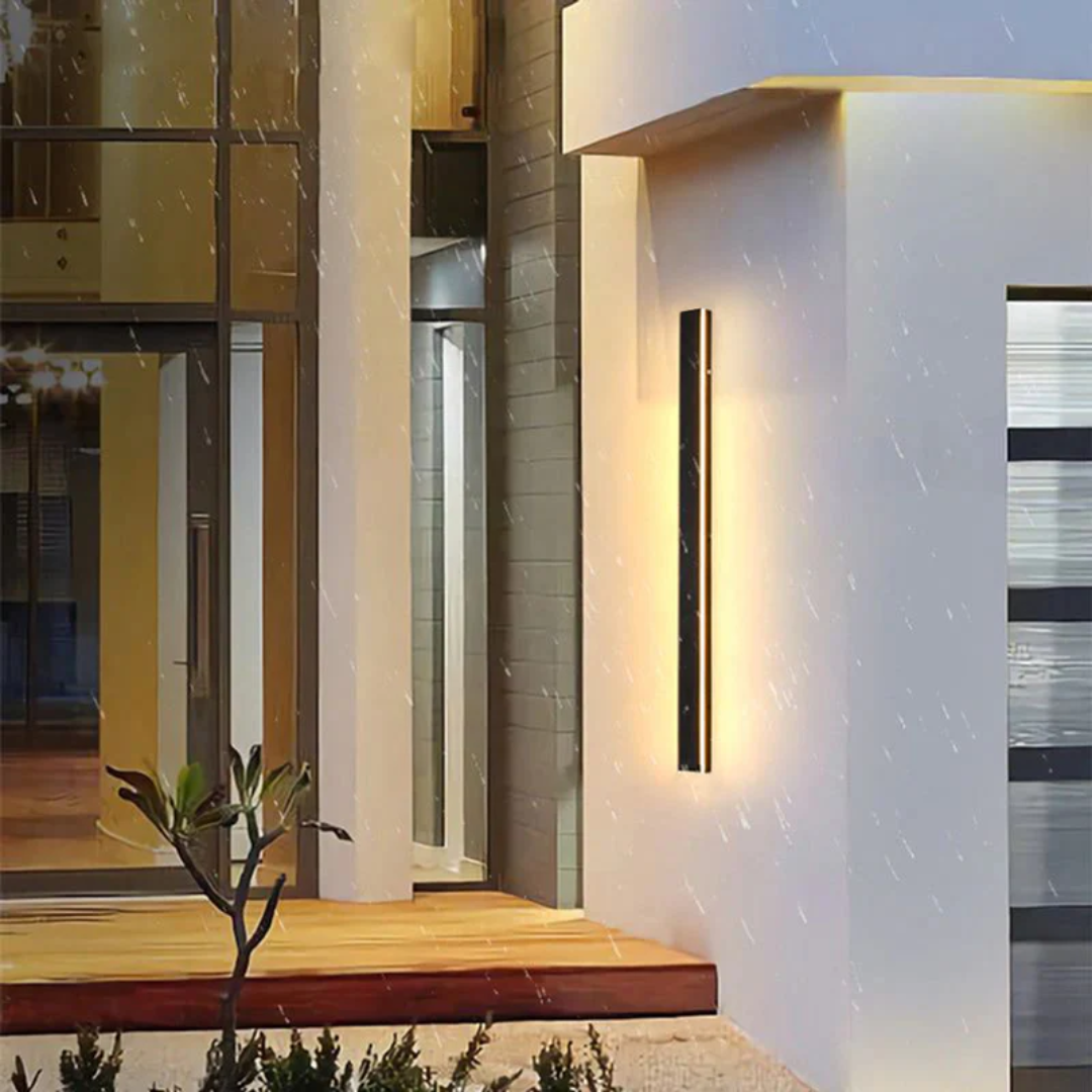 Schlichte LED-Außenlampe; moderne Wandbeleuchtung, dimmbar und wetterfest für den Eingangsbereich.