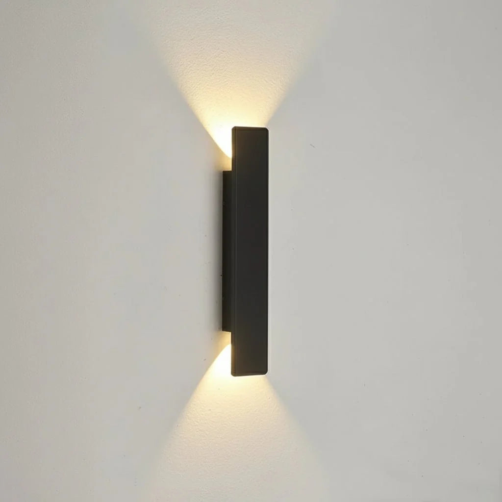 Moderne LED-Wandleuchte für stimmungsvolle Beleuchtung. Wasserdicht, ideal für Innen- & Außenbereich.