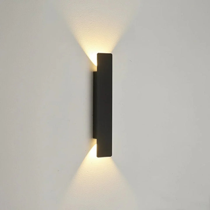 Moderne LED-Wandleuchte für stimmungsvolle Beleuchtung. Wasserdicht, ideal für Innen- & Außenbereich.