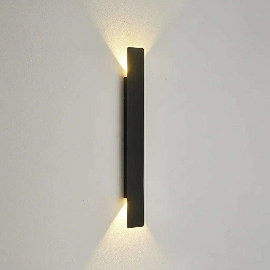 Schlanke LED-Design-Wandleuchte aus Aluminium. Wasserdichte Beleuchtung für Innen- & Außenbereich.