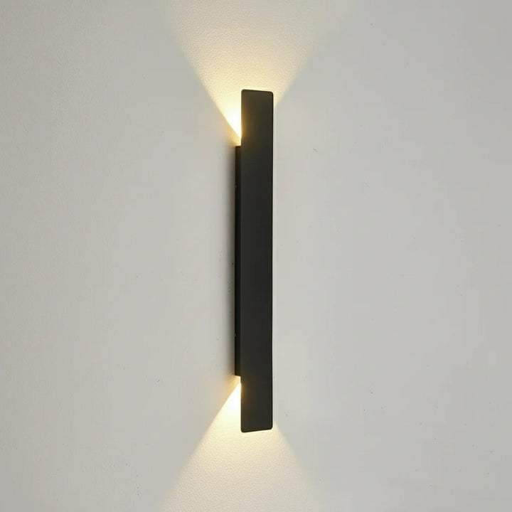 Schlanke LED-Design-Wandleuchte aus Aluminium. Wasserdichte Beleuchtung für Innen- & Außenbereich.