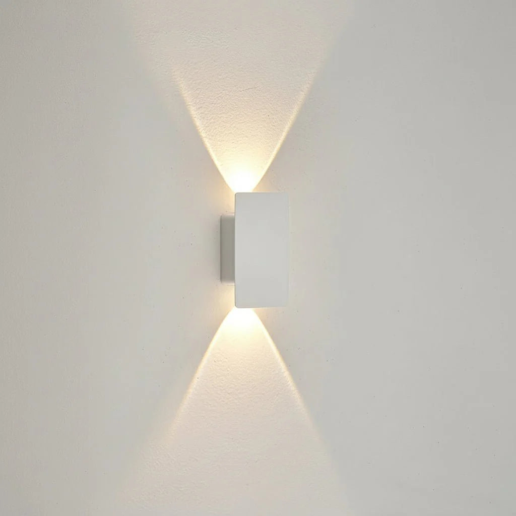 Detailansicht der modernen LED-Wandleuchte. Robustes, wasserdichtes Aluminium-Gehäuse.